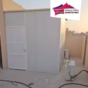 تركيب-غرف-بعزل-حراري-مصنوعه-من-الساندوتش-بانل-1-300x300 غرف ساندوتش بانل للمشاريع الحديثة | عزل حراري يقلل التكاليف