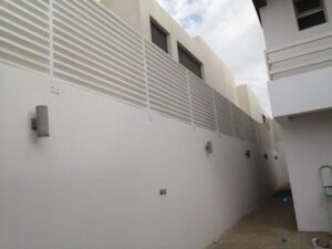IMG-20250623-WA0101-300x225 أنواع السواتر في السعودية – مميزات واستخدامات لكل نوع